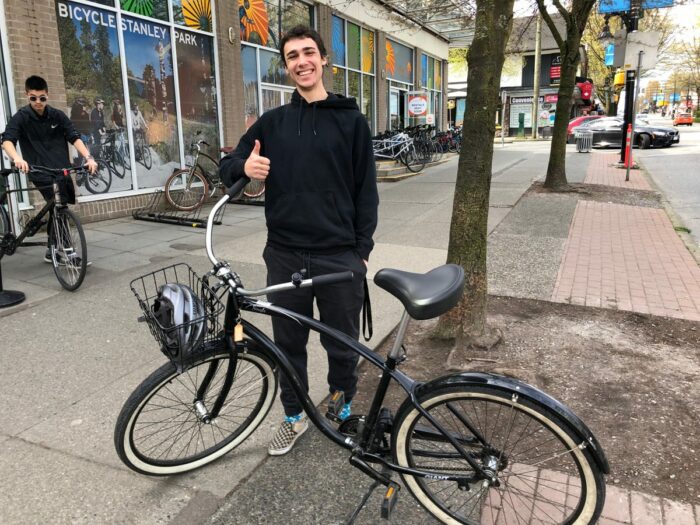 Anställd med cykel på Spokes Bicycle Rental