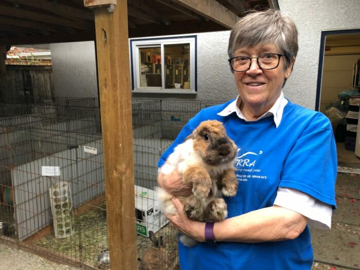 Olga betts med kaninen Rupert