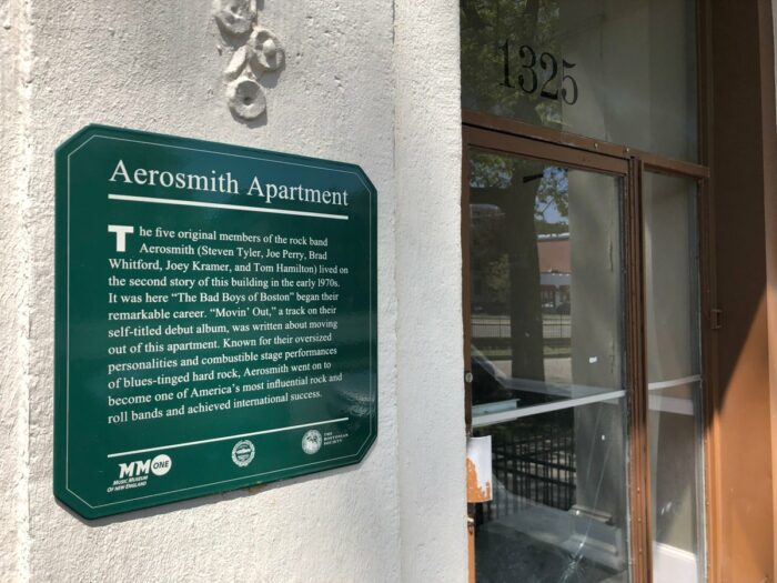 Skylt med information om Aerosmiths gamla lägenhet i västra Boston