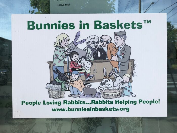 Skylt på fönstret till Bunnies in Baskets
