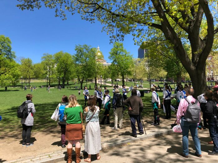 Sol och folk i Boston Common Park med Massachusetts State House i bakgrunden