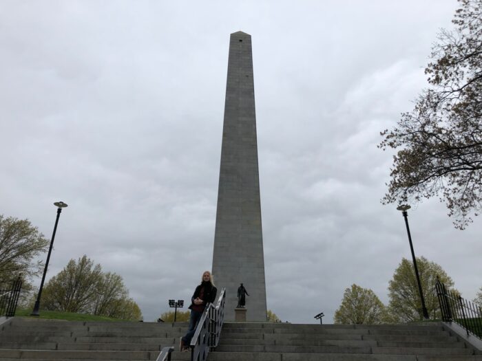 Jag framför höga Bunker Hill Monument