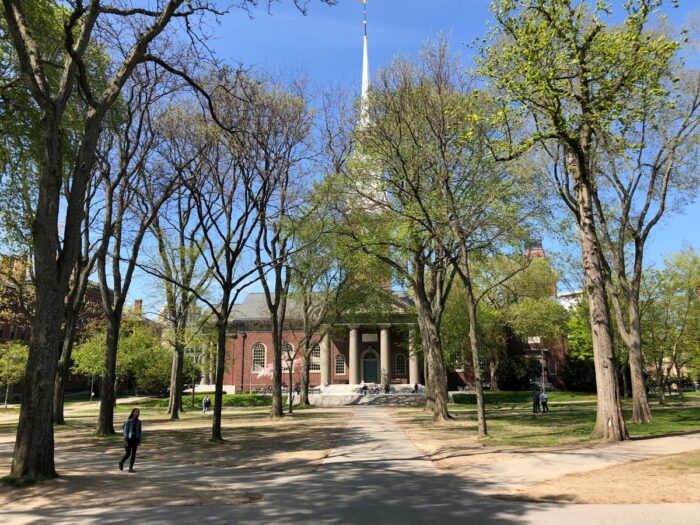 Kyrkan Harvard Memorial Church mitt på campus för Harvard University.