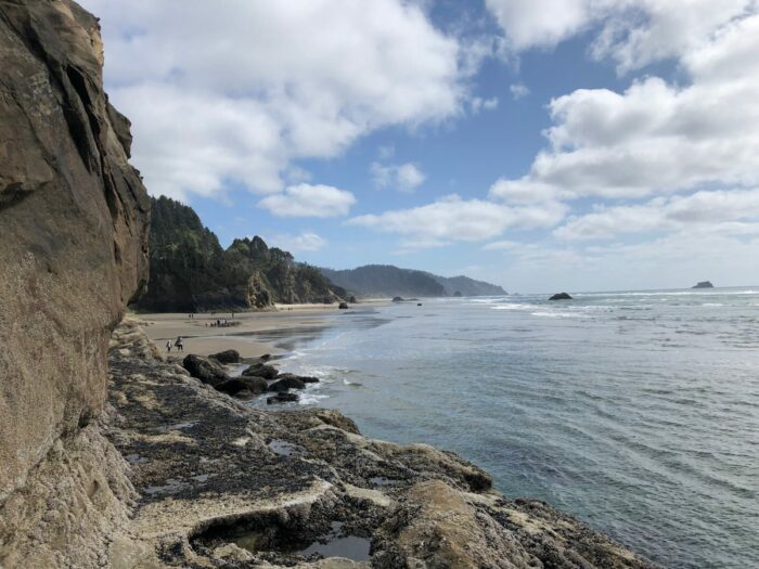 Passage med klippor som leder till en ny lång strand
