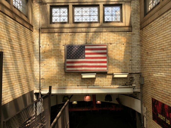 Amerikanska flaggan på väggen ner till en tunnelbanestation