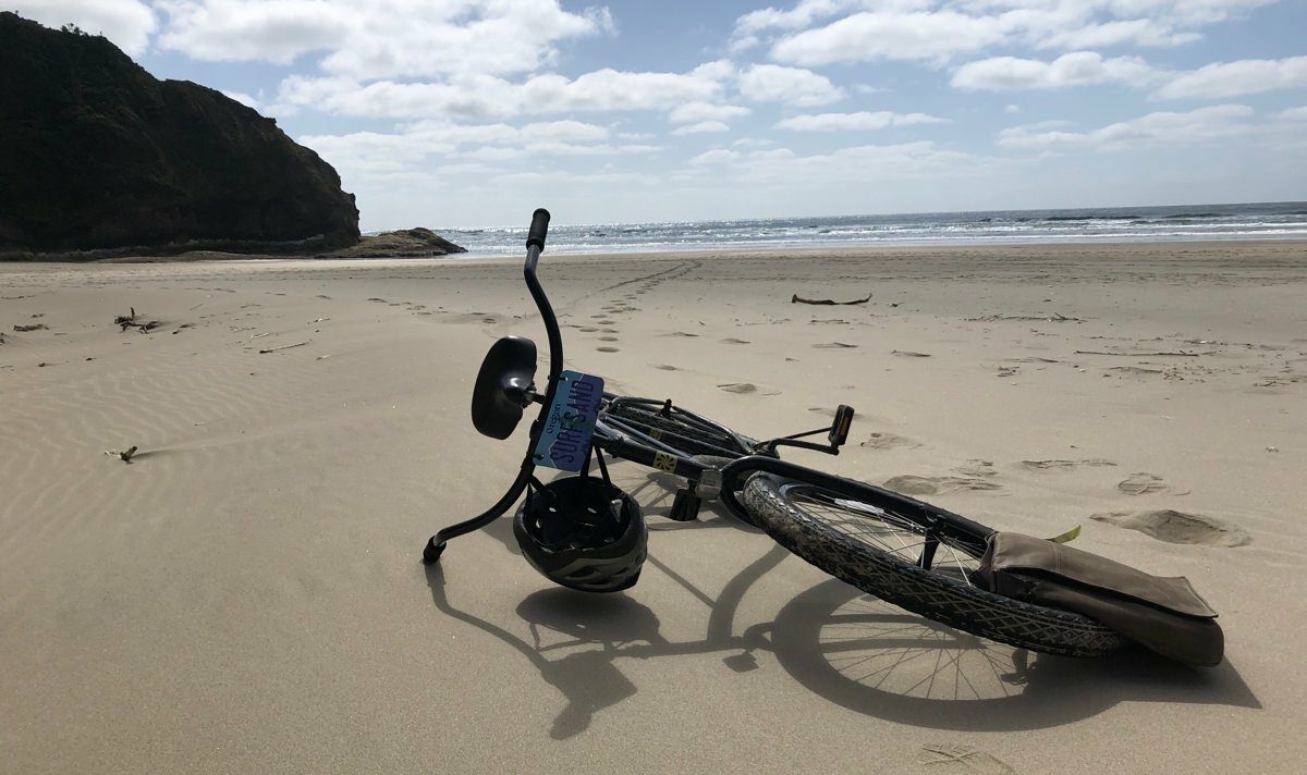 Cykel ligger på strand